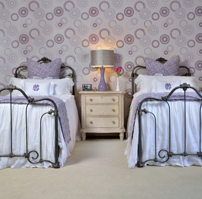 Элементы ковки и сиреневый цвет отлично гармонируют в дизайне спальни