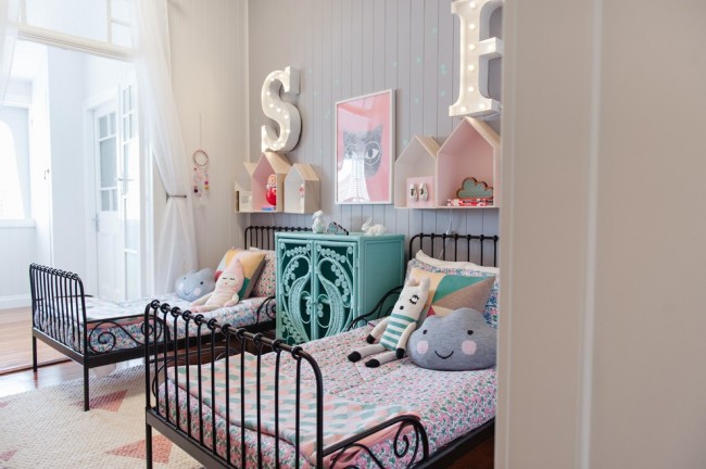 Уютная детская комната с двумя коваными кроватями