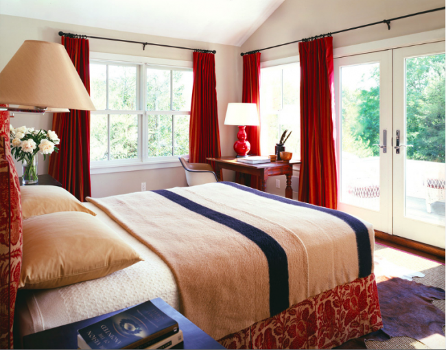 Традиционная спальня с вишневыми классическими шторами