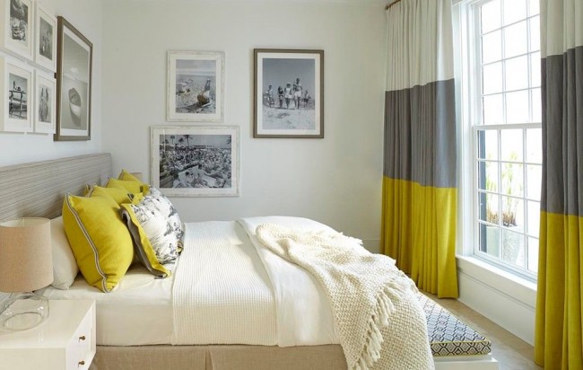 Трехцветные шторы из плотной ткани в светлой маленькой спальне