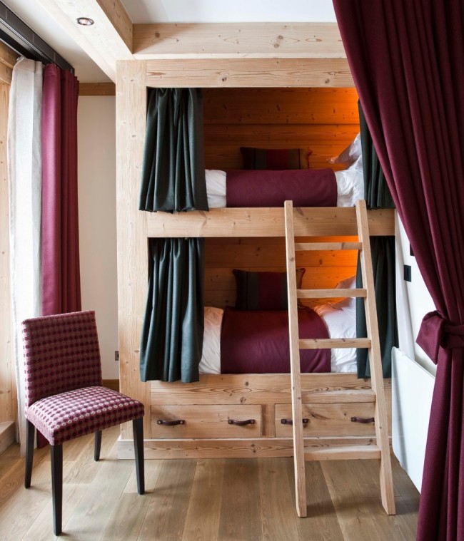 Если вы владелец маленькой спальной комнаты, то можно использовать двухъярусные кровати, при этом все можно оформить очень стильно, ярко и непринужденно 