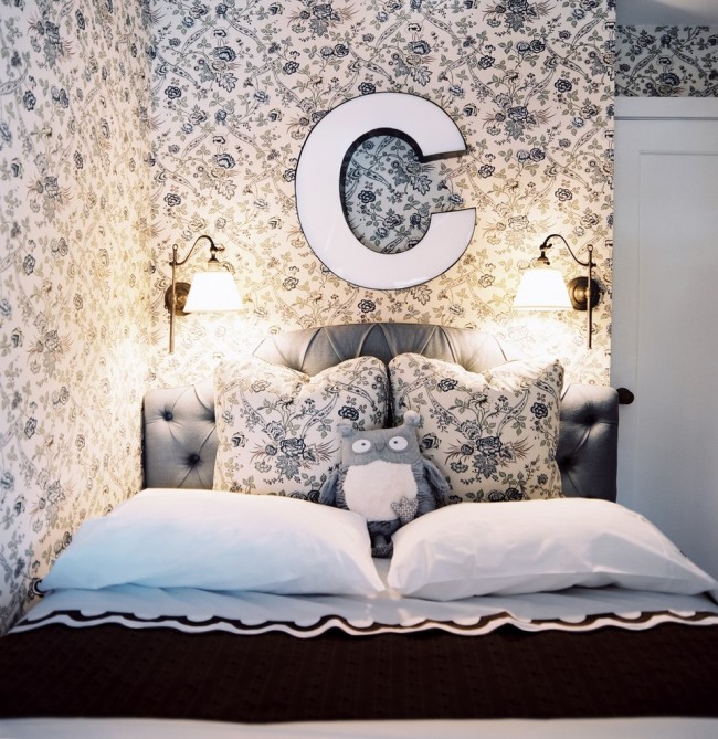 Отделка комнаты в светлых тонах поможет визуально расширить пространство вашей спальни