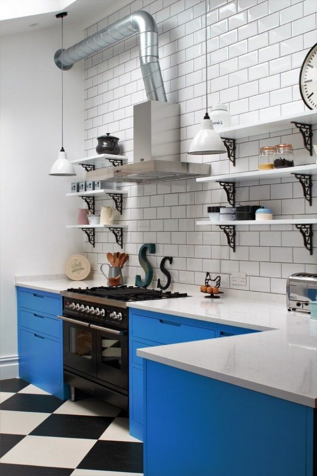 Контрастная бело-голубая кухня с открытыми полками