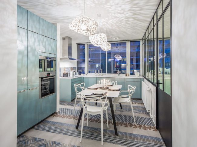 Кухня в стиле модерн с голубой мебелью
