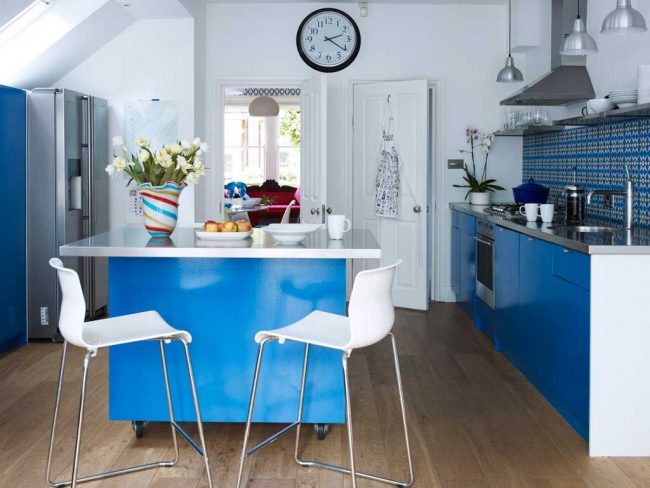 Мебель цвета ультрамарин в оформлении просторной кухни