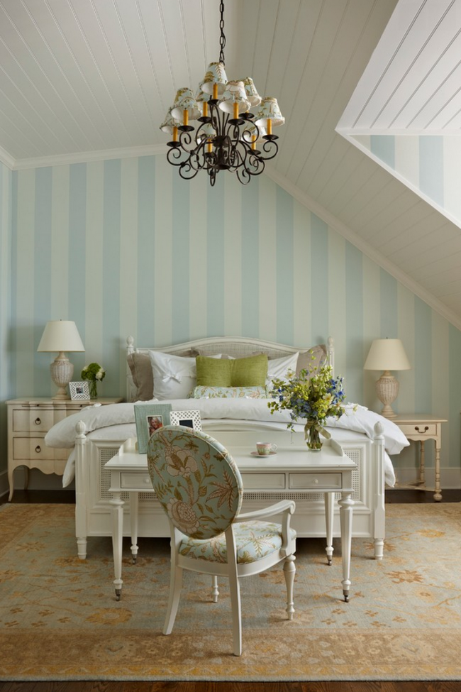 Очень уютно смотрится бело-голубая полоса пастельного оттенка на обоях в спальне
