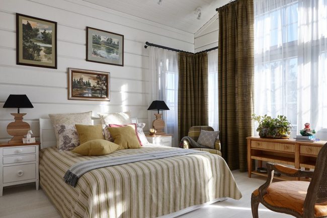 Спальня в стиле русской классики с темными шторами на кольцах и полупрозрачными гардинами