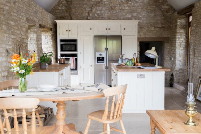 Белая кухня с деревянной столешницей: 70 фото уютных интерьеров