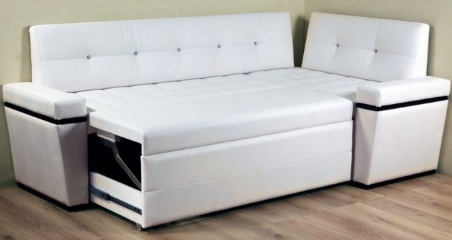 Стильный кожаный диван белого цвета для кухни