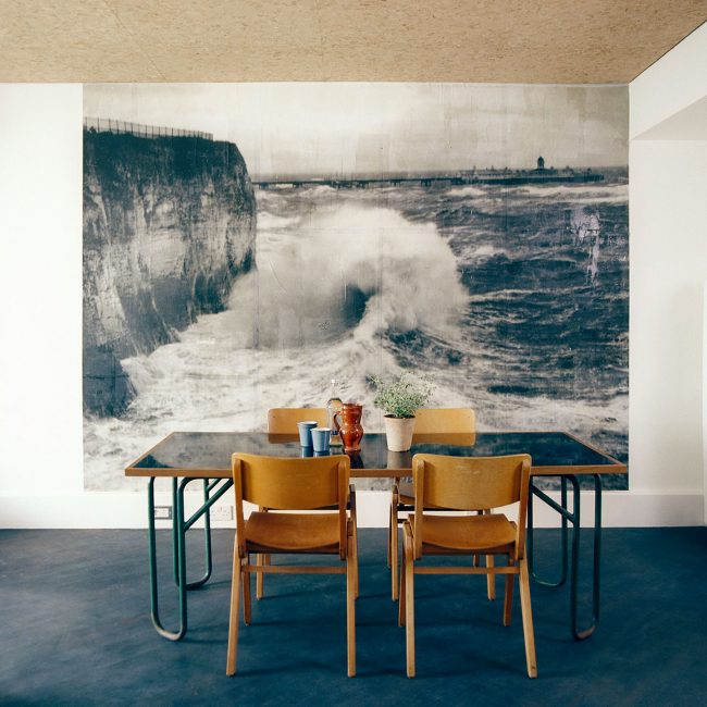Завораживающие фотообои с изображением морской волны , станут главным акцентом на вашей кухне