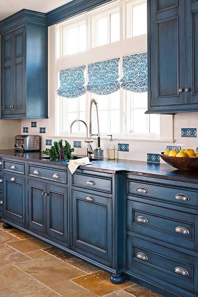 Синие кухни всегда были признаком наличия хорошего вкуса у хозяев дома