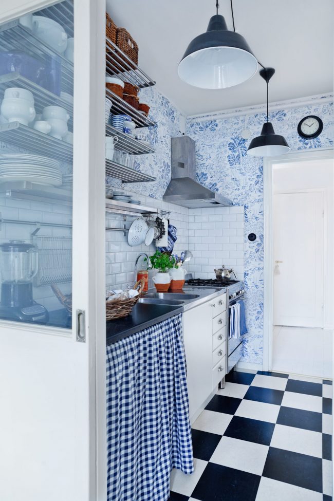 Небольшую кухню лучше не перегружать большими темными поверхностями. К примеру, как базу взять белый, а детали интерьера выполнить в синем, так же приветствуется мелкий узорчатый рисунок на обоях