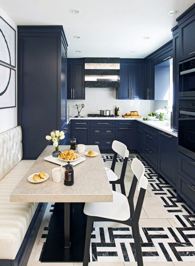 синие кухни: фото - компактная кухня с гарнитуром в насыщенном синем цвете