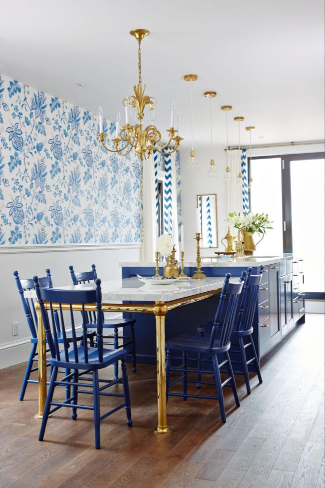 Просторная кухня с мебелью сочного синего цвета с отголосками классицизма в интерьере, что свойственно стилю ампир