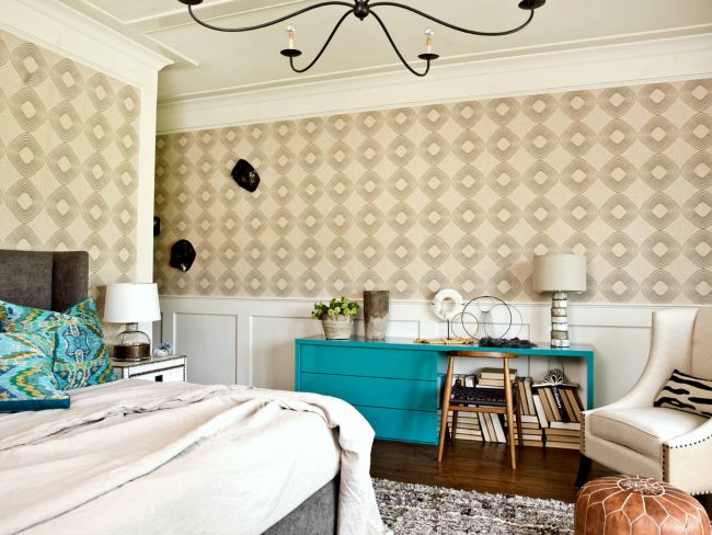 В спальне часто используются белые буазери квадратной формы поясного типа. Остальную часть стены украшают обоями светлых оттенков с рисунками