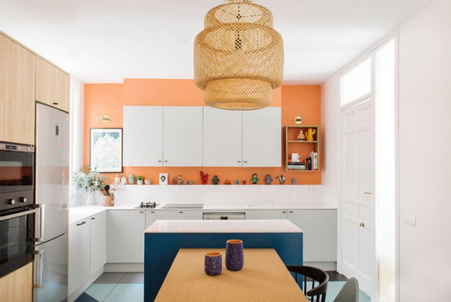 Угловой кухонный гарнитур может иметь не только вытянутую форму, но и квадратную, что позволяет очень компактно расставить мебель даже в самых небольших помещениях