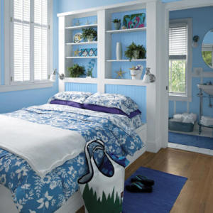 Интерьер спальни голубой с белым