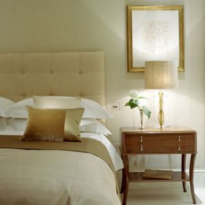 Кремовый цвет спальни с темно-коричневой мебелью
