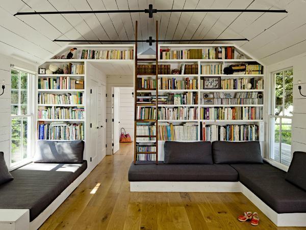 Креативно украсить гостевую комнату способен книжный шкаф с множеством интересных книг