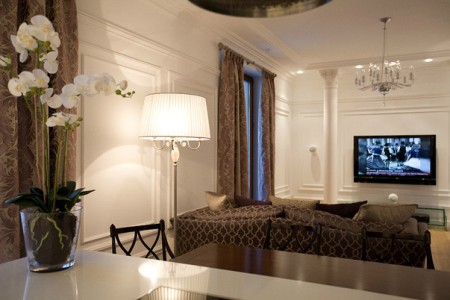 Гостиная в современном классическом стиле оформляется в определенном цвете и с красивой мебелью