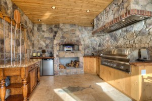 Каменная отделка стен летней кухни