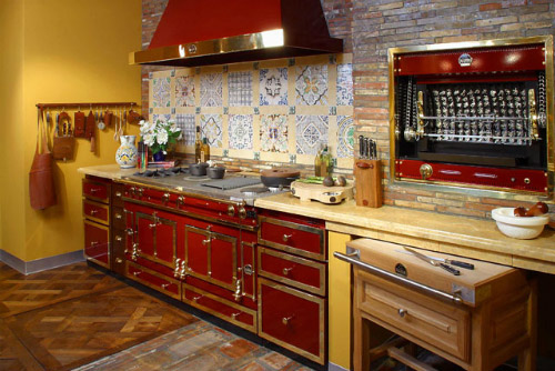 кухня красного цвета в классическом стиле
