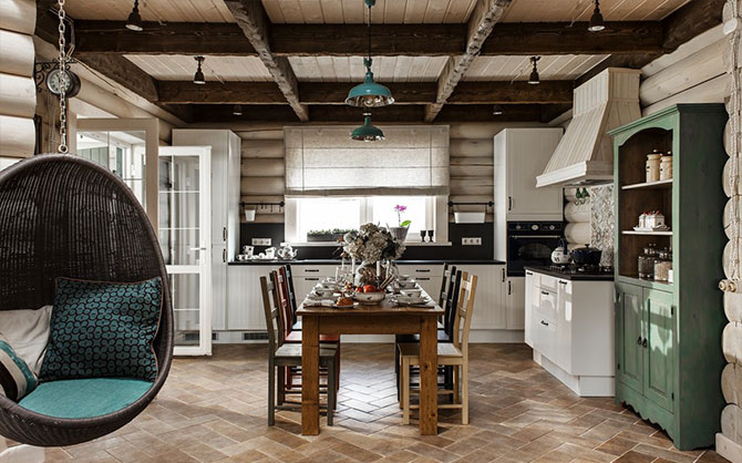 Дизайн кухни в стиле фьюжн на даче в деревянном доме