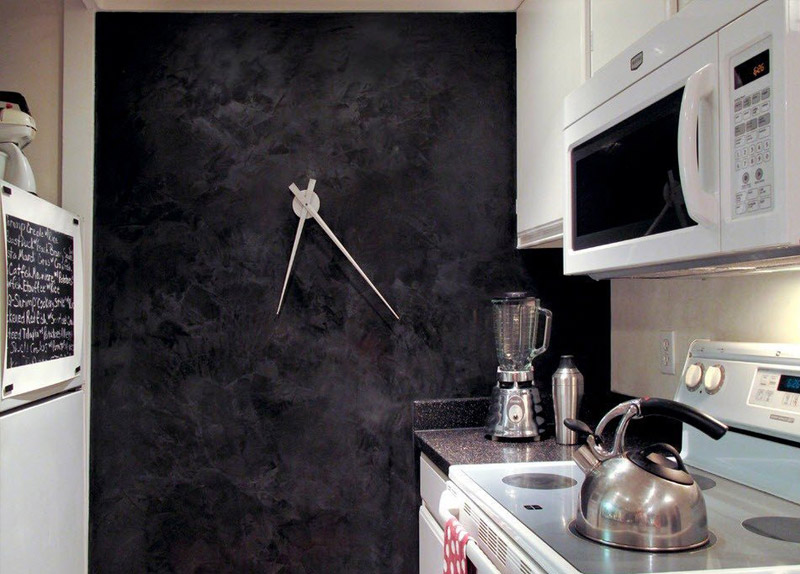 черная стена на кухне фото