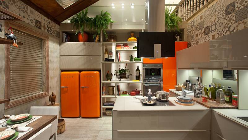 Дизайн кухни оранжево-серого цвета