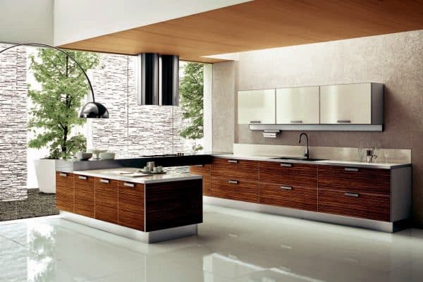 кухня модерн имеет гладкие и блестящие поверхности