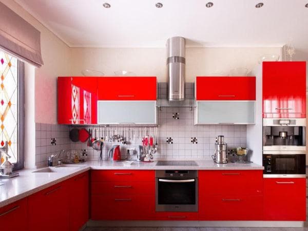 Цвет кухни сочетание цетов: красный и белый