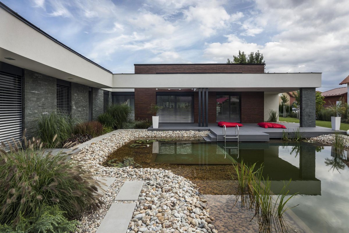 TOTH PROJECT, фасад частного дома, бассейн-озеро в частном доме, частный дом в Венгрии, современный дизайн интерьера, камень в дизайне интерьера фото