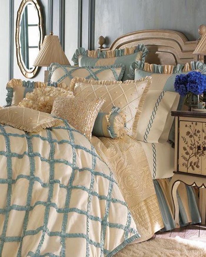10. Маленькие подушки — не только красивый, но и функциональный элемент декора.