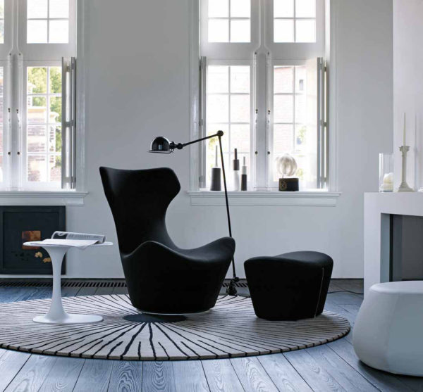 черное кресло в белом интерьере гостиной