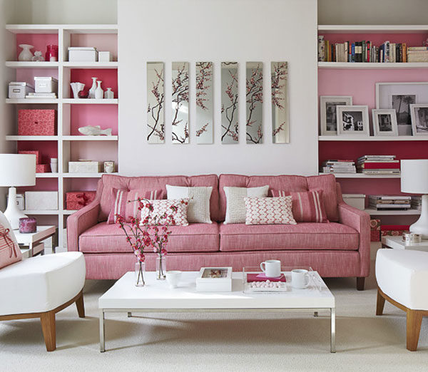 розовый диван в пастельной гамме