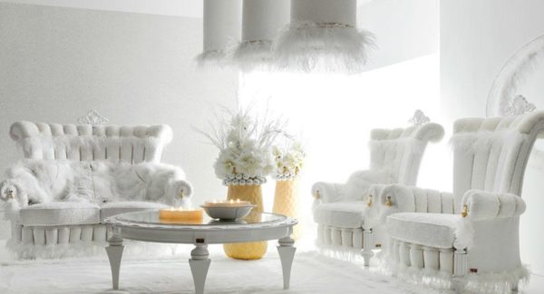 роскошный белый гарнитур в интерьере гостиной