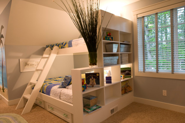 Фото: двухъярусная кровать с выдвижными ящиками для хранения вещей поможет вам сэкономить немало места в детской комнате