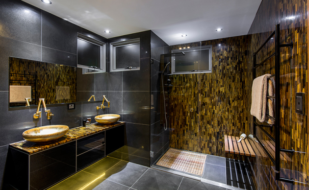 Фото: сочетание черного и золотистого цвета в ванной