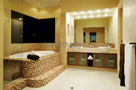 ванная с мозаичной отделкой