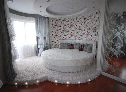 комната с подиумом