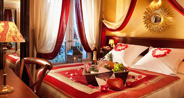 Традиционно украшенная спальня для романтического вечера