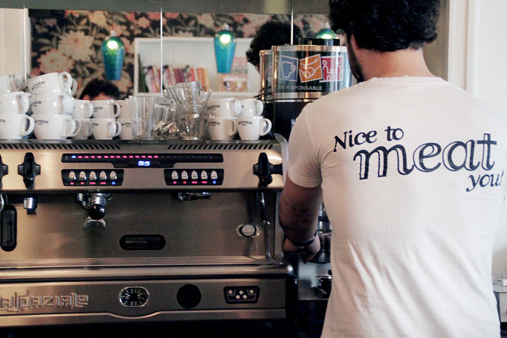 Кофе машинка в заведении Meatpacking Bistro в Барселоне