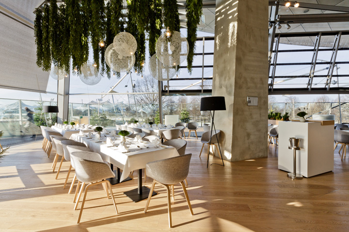 Свисающие растения с потолка ресторана Bavarie restaurant в Германии