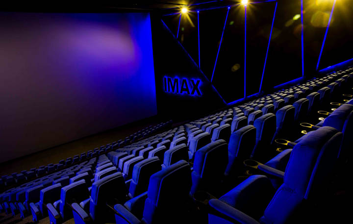 Красивый интерьер кинотеатра IMAX Cinepax