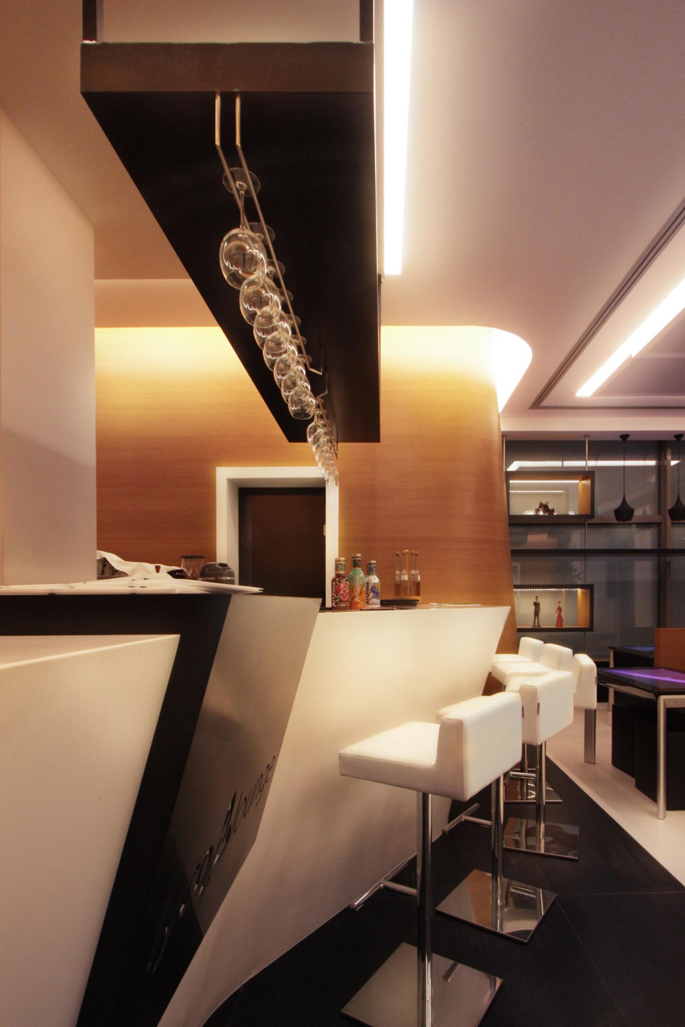 Чудесная барная стойка в интерьере кофе-бара Lyco Lounge в Салониках