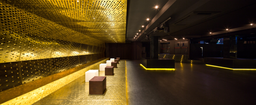 Золотистая отделка в дизайне клуба ресторана - Фото 2
