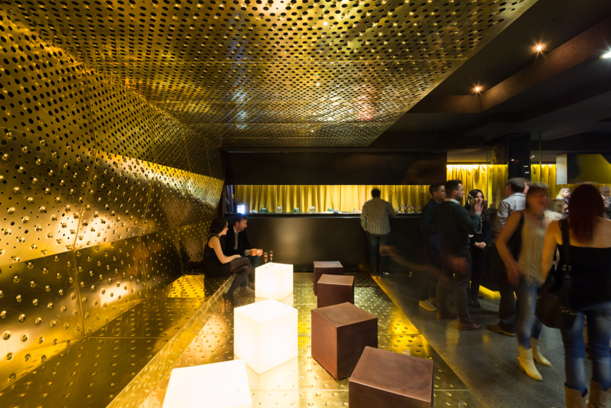 Золотистая отделка в дизайне клуба ресторана - Фото 7