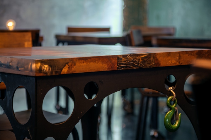 Оригинальный дизайн металлического каркаса столов в интерьере ресторана