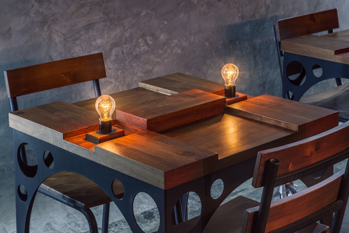 Дизайнерские столы с необычной столешницей в интерьере ресторана