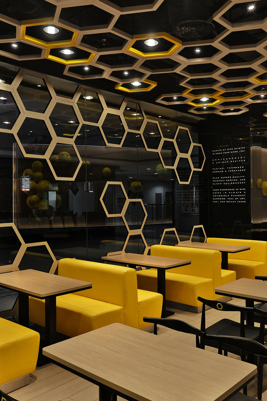 Ярко-жёлтые диваны в интерьере кафе